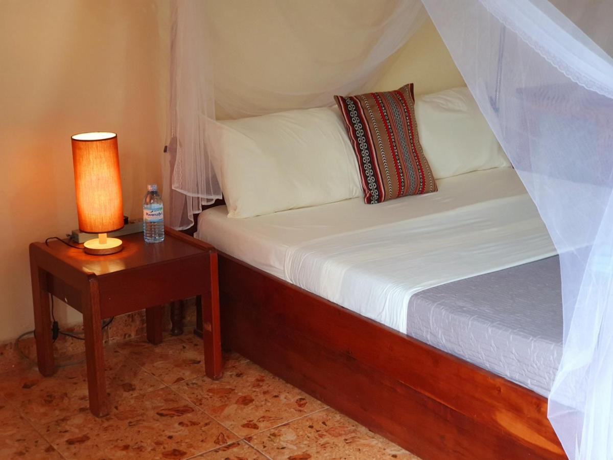 Annas Bed And Breakfast Entebbe Esterno foto