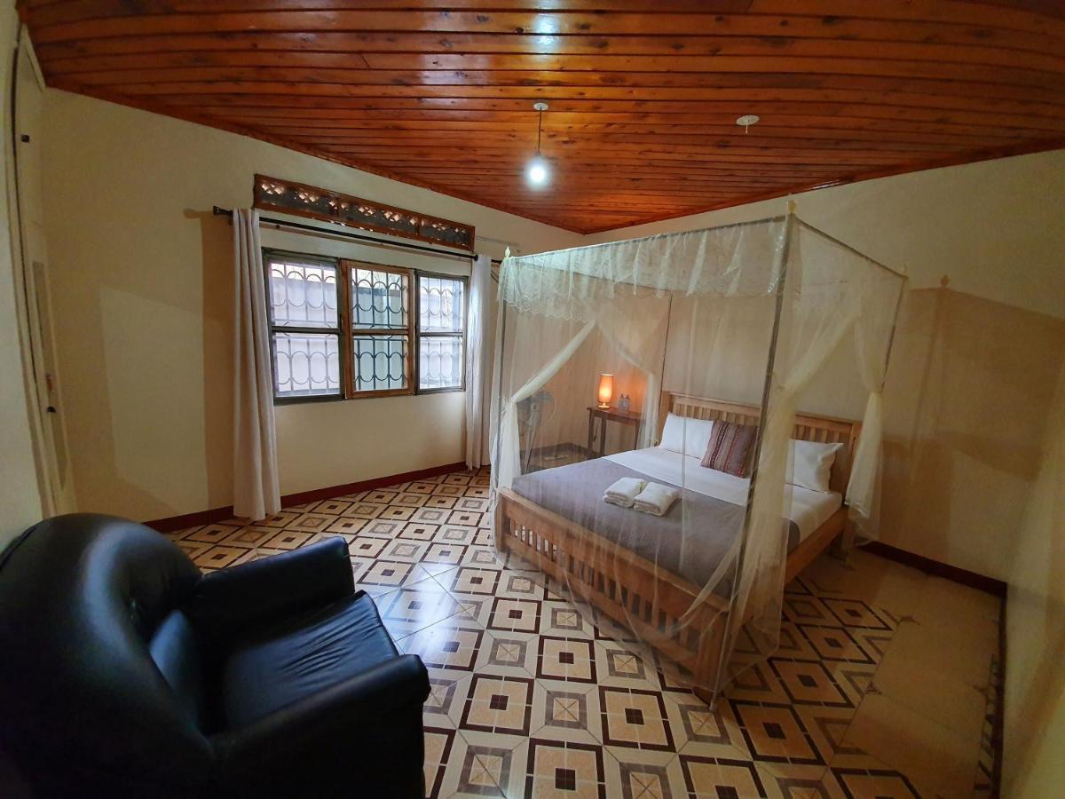 Annas Bed And Breakfast Entebbe Esterno foto