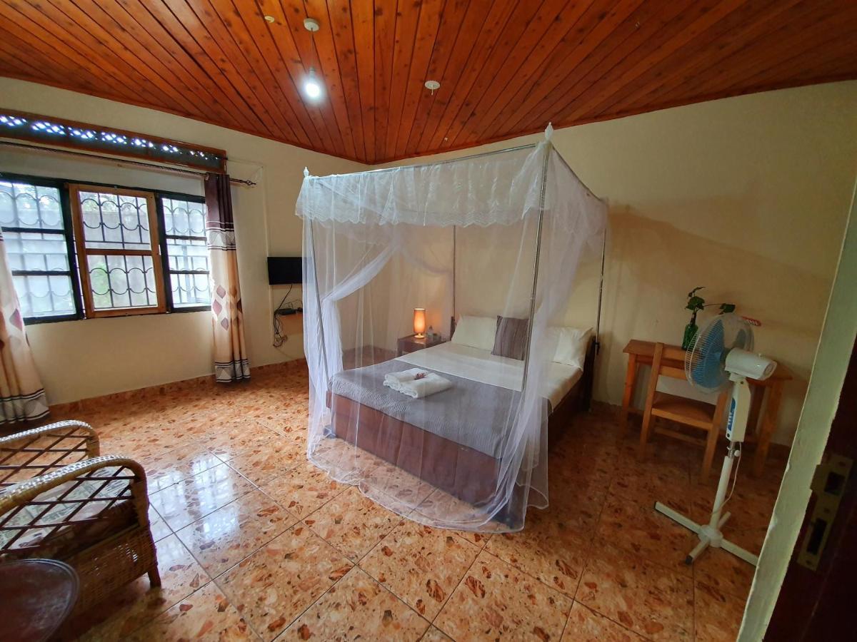 Annas Bed And Breakfast Entebbe Esterno foto